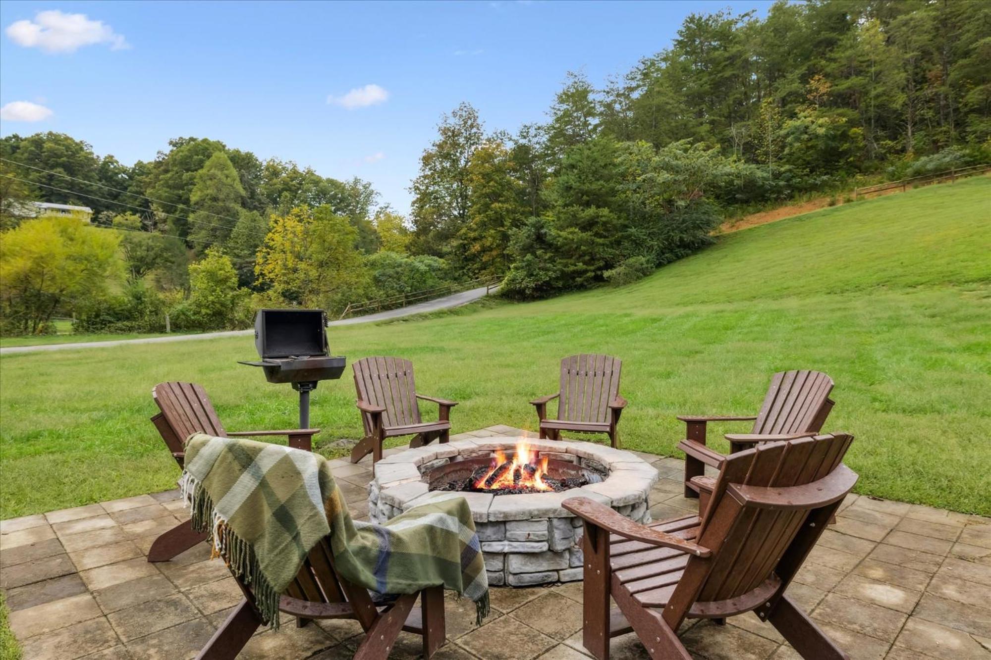Hot Tub Fire Pit Game Room Theater Easy Access Sleeps 12 - Black Bear Lodge Pigeon Forge Exterior photo