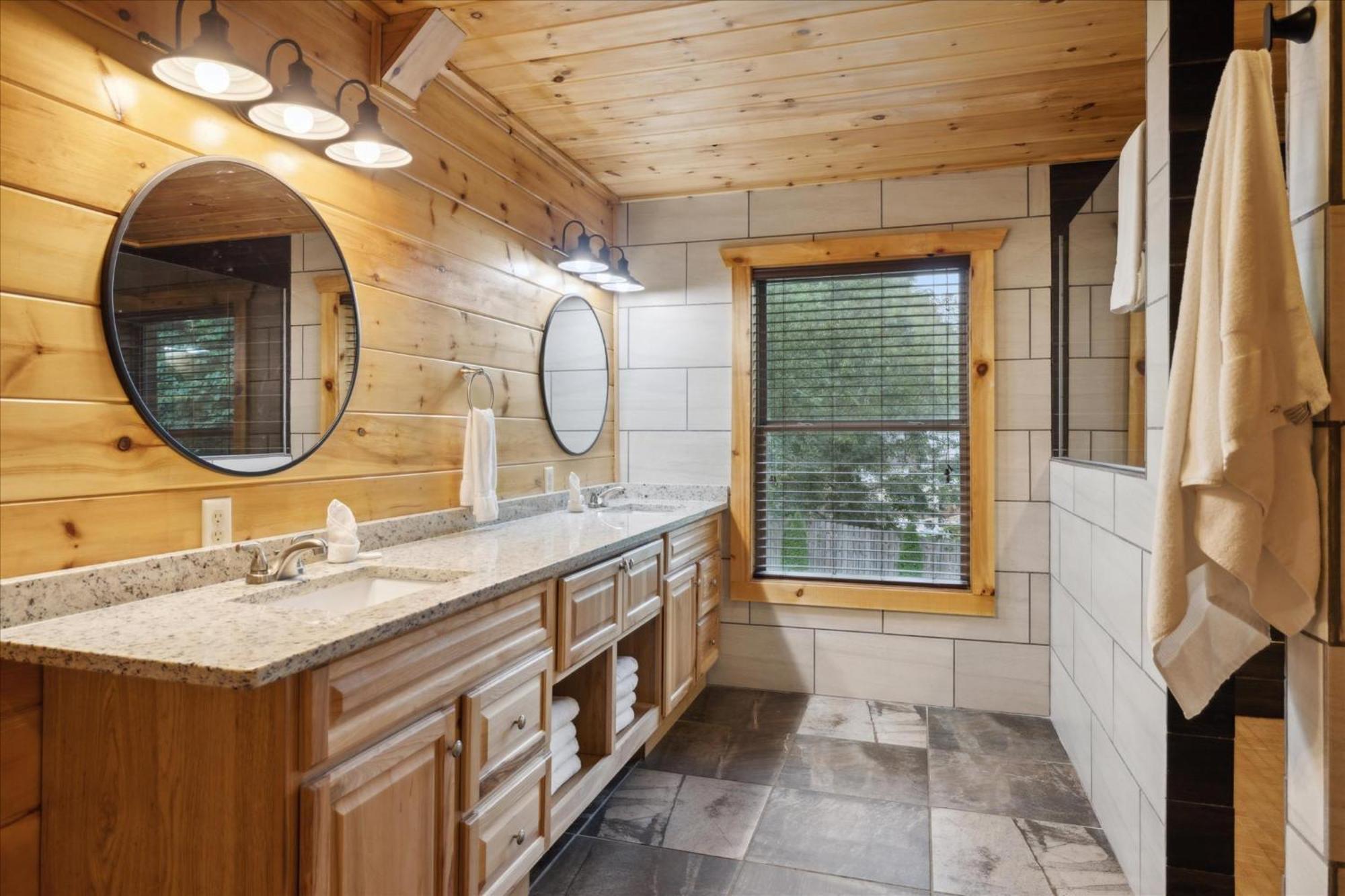 Hot Tub Fire Pit Game Room Theater Easy Access Sleeps 12 - Black Bear Lodge Pigeon Forge Exterior photo